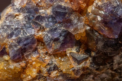 This scene shows a large rock fragment that contains quartz and fluorite crystals. Reflections and