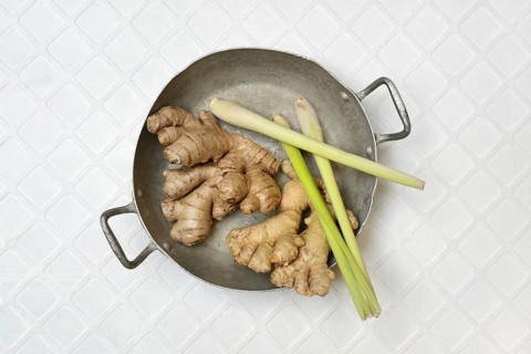Ginger, ginger tubers and lemongrass with peel