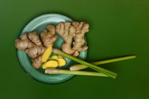 Ginger tubers and lemongrass on plate, Zingiber officinale, Cymbopogon citratus