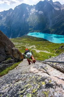 Mountaineer climbs on the secured Schijen-Zwärg via ferrata, climb to Bergseehütte, Göscheneralp in