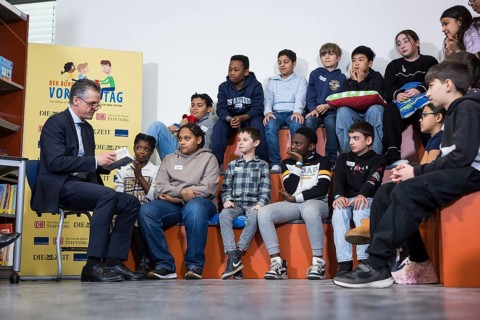 Thorsten Frei, head of the Federal Chancellery, is reading the book The Message in a Bottle by