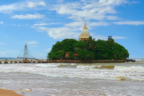 Pigeon Island with the Paravi Dupatha Buddhist temple, Matara, Sri Lanka