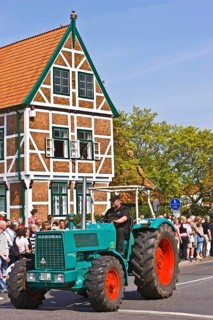 Bulldog, tractor, parade, typical half-timbered house, town hall, architecture, blossom festival,
