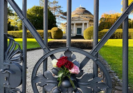 Roses at the fence door of the Carstanjen mausoleum in the Plittersdorf district, Bonn, North