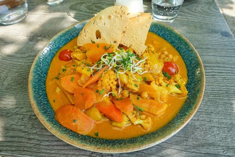 Asian cuisine, mixed vegetables, carrots, cauliflower, bamboo, cherry tomatoes, curry sauce,