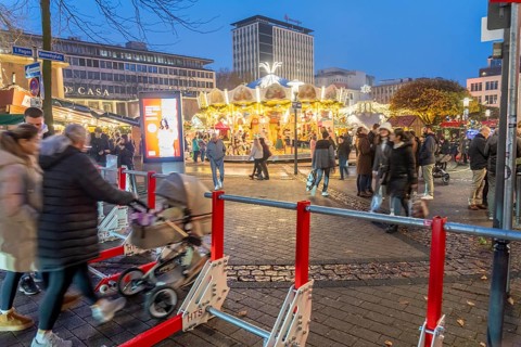 Christmas market in Essen, secured by mobile anti-terrorist lock, modular, movable barrier against