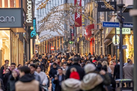 Limbecker Straße shopping street, pedestrian zone, full, lots of people shopping, Christmas lights,