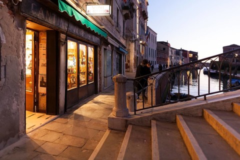 Bàcaria Al Bottegon, small pub where you drink wine or spritz and eat the cicchetti Veneziani,