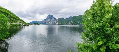 The village of Traunkirchen with the Johannesberg Chapel on Lake Traunsee, on the right the