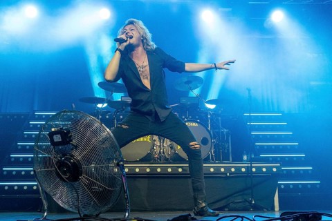 Hannes Braun, singer of the band Kissin' Dynamite live on Back with a Bang World Tour at Capitol