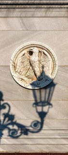The shadow of a street lamp on the pedestals of the group of figures on the Schlossbrücke, Unter