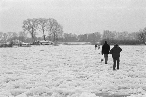 People walk across ice rink, frozen Elbe, Bleckede, Lower Saxony, Germany, January 03, 1997,