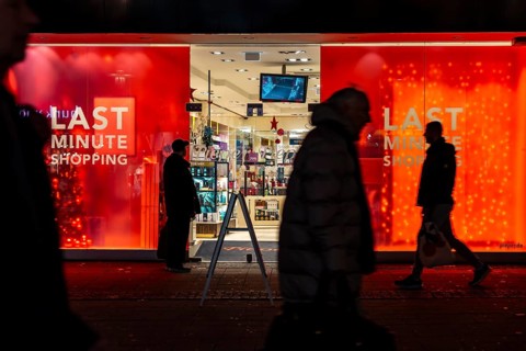 Full city center, shopping street, Kettwiger Straße pedestrian zone in Essen, shop window of a