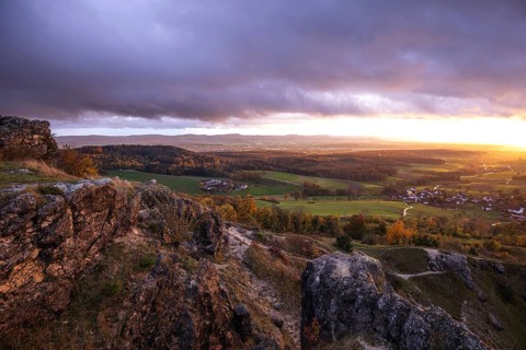 Rain and sun alternating — dramatic autumn atmosphere at the Hohenstaufen Spielburg Nature Reserve