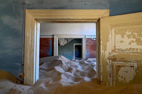Sand mountains in a former dwelling house, interior photograph, Kolmanskop, restricted diamond