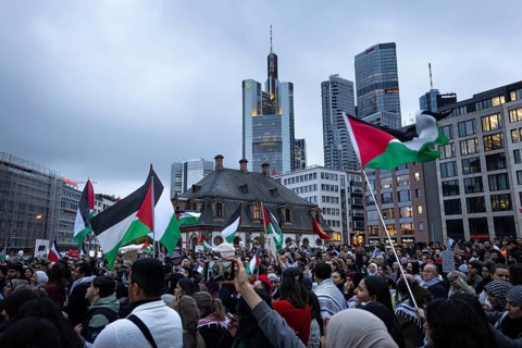 Around 1, 500 people take part in a pro-Palestine demonstration at the Hauptwache in Frankfurt am