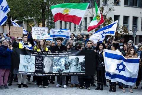 Numerous people gather for a vigil at the Hauptwache in Frankfurt am Main on the second anniversary