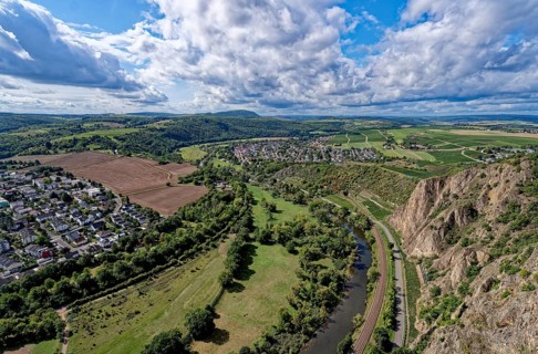 Ausblick vom Rotenfels, einer Steilwand am Naheufer im Naturpark Soonwald-Nahe, auf das Nahetal und