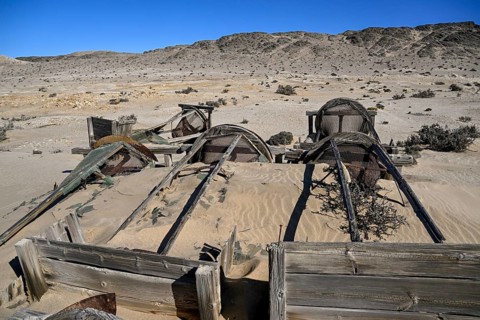 Verrostete Trommelsiebe im Wüstensand, Pomona, Diamentensperrgebiet, bei Lüderitz, Region Karas,
