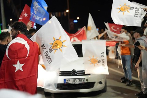 Gaziantep, Türkiye – May 28, 2023. Supporters of President Recep Tayyip Erdogan celebrate in the