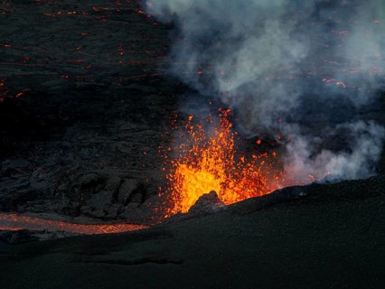 Lava, volcanic eruption, volcano, ash cloud, aerial view, Sundhnúkur crater chain, July 2025,