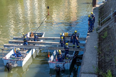 Construction of a multi-purpose pontoon, the specialist group for water hazards, in Düsseldorf, the