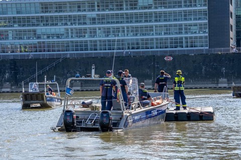 Transport of a floating platform with the jet-float system, this can be used as a work platform,