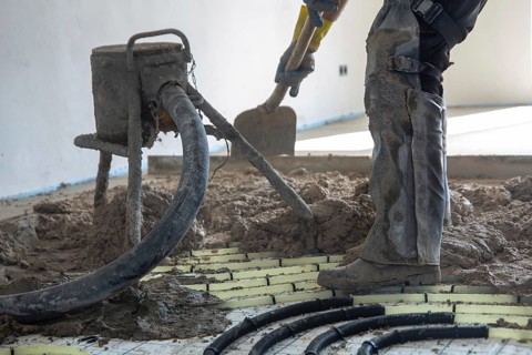 Delivery and installation of flowing screed in new buildings