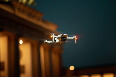 Ein Fernpilot steuert sein Quadrocopter, Drohne illegal über dichtbesiedeltes Stadtgebiet an einem