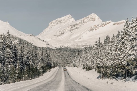 Winter road trip on the Icefields Parkway with lots of snow and ice, Banff National Park, Jasper