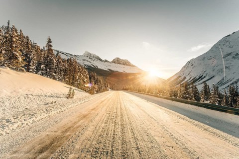 Winter road trip on the Icefields Parkway with lots of snow and ice, Banff National Park, Jasper