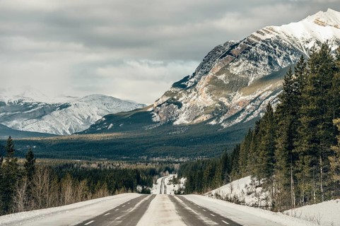 Winter road trip on the Icefields Parkway with lots of snow and ice, Banff National Park, Jasper