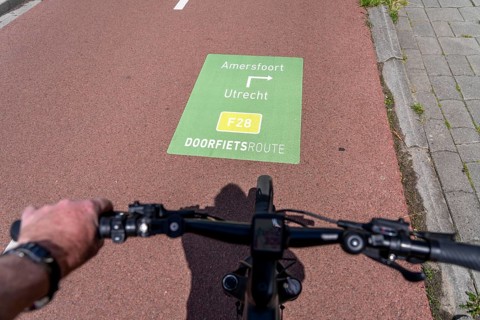 Long-distance cycle route F28, so-called Doorfietsroute, through cycle route, in the province of