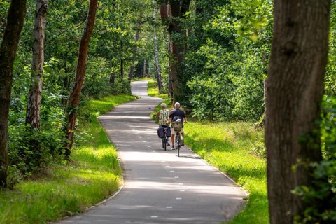 Long-distance cycle path F28, so-called Doorfietsroute, through cycle path, in the province of