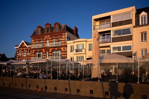 Restaurant La Grange and du Perrey, evening mood, evening, sky, blue, promenade, Étretat, Normandy,