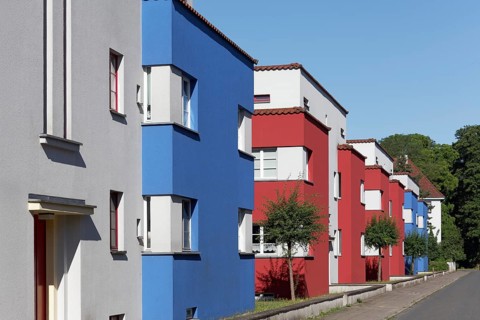 Estate IItalienischer Garten from 1925, residential buildings in cubic design with blue and red