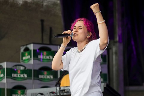 Eva Sauter, singer of the band ok.danke.tschüss at the Highfield Festival on Sunday, Störmthaler
