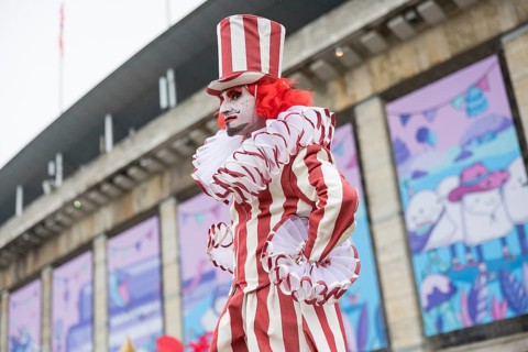 Dulce Compania stilt figures at the Lollapalooza Festival in the Olympiastadion and on the Maifeld,