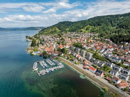 Luftbild von der Ortschaft Sipplingen am Bodensee bei sommerlicher Vegetation, gegenüber der