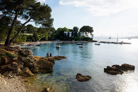 Beach and colourful boats, Plage de I'Olivette, Cap d'Antibes, Antibes, Provence Alpes Côte d'Azur,
