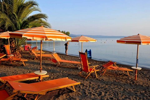 Beach, deckchairs, sunshades at the lido, Lake Bolsena, Lago di Bolsena, volcanic crater lake, calm