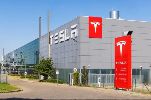 Standstill at the largest Tesla pick-up centre in Europe. Tesla's sales crisis is making itself