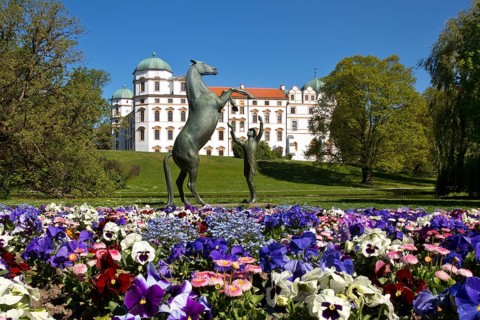 Artwork with the title Hengst Wohlklang in der Freiheitsdressur by Ulrich Conrad in the park of