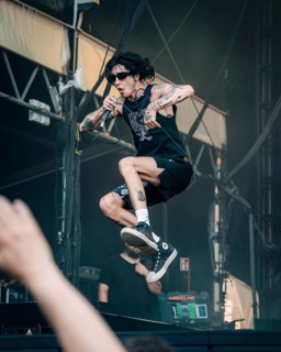 Remington Leith, singer of Palaye Royale live at the Zitadelle Spandau, Berlin, 21.06.2025