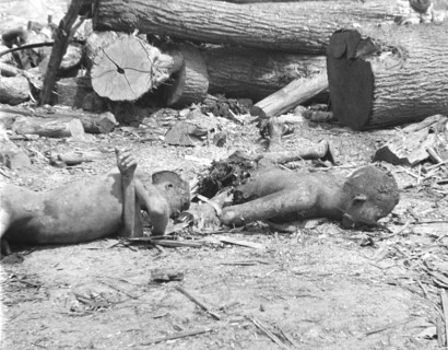 War victims, civilians. Presumably Shangai or in the immediate vicinity. Second World War in Asia.