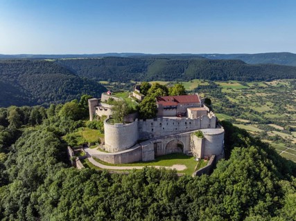 Luftbild von der hochmittelalterlichen Burgruine, Höhenburg Hohenneuffen am Albtrauf, Neuffen,