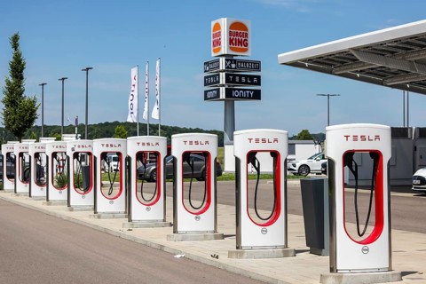 Merklingen charging park in the Swabian Alb. There are charging stations from Ionity and Tesla at