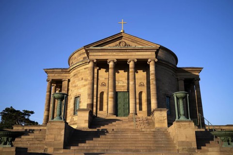 Funerary chapel with inscription DIE LIEBE HÖRET NIMMER AUF on the Württemberg, burial place for
