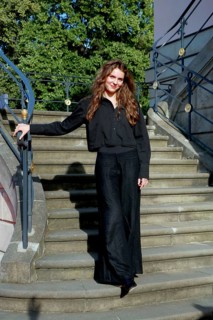 Rosa César Waschke (daughter of Mark Waschke) arriving for Charles Gounod's Roméo et Juliette after