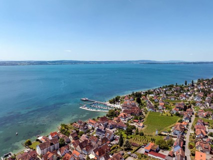 Luftbild von der Bodenseegemeinde Hagnau, Winzerdorf und beliebter Ferienort am Bodensee, mit dem